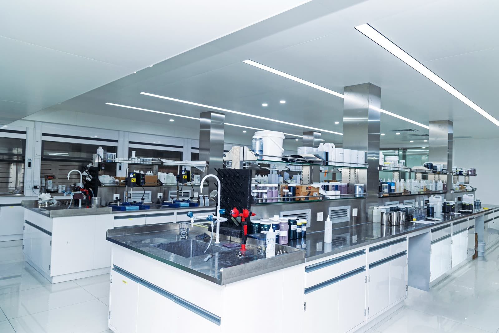 Laboratorio colore Yatu con formulazione dei pigmenti