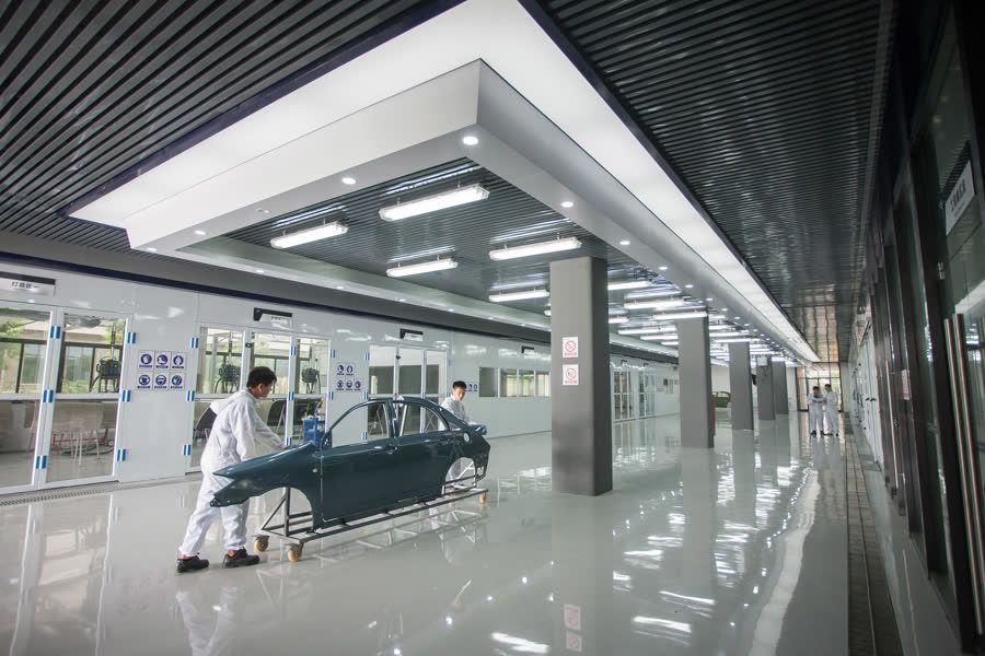 Robot di verniciatura al lavoro nel centro R&S Yatu