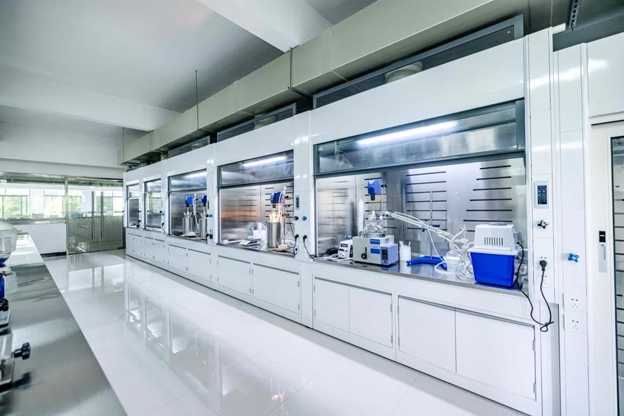 Robot di verniciatura durante un test su pallet