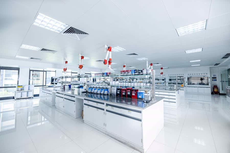 Banco da laboratorio con reagenti colorati