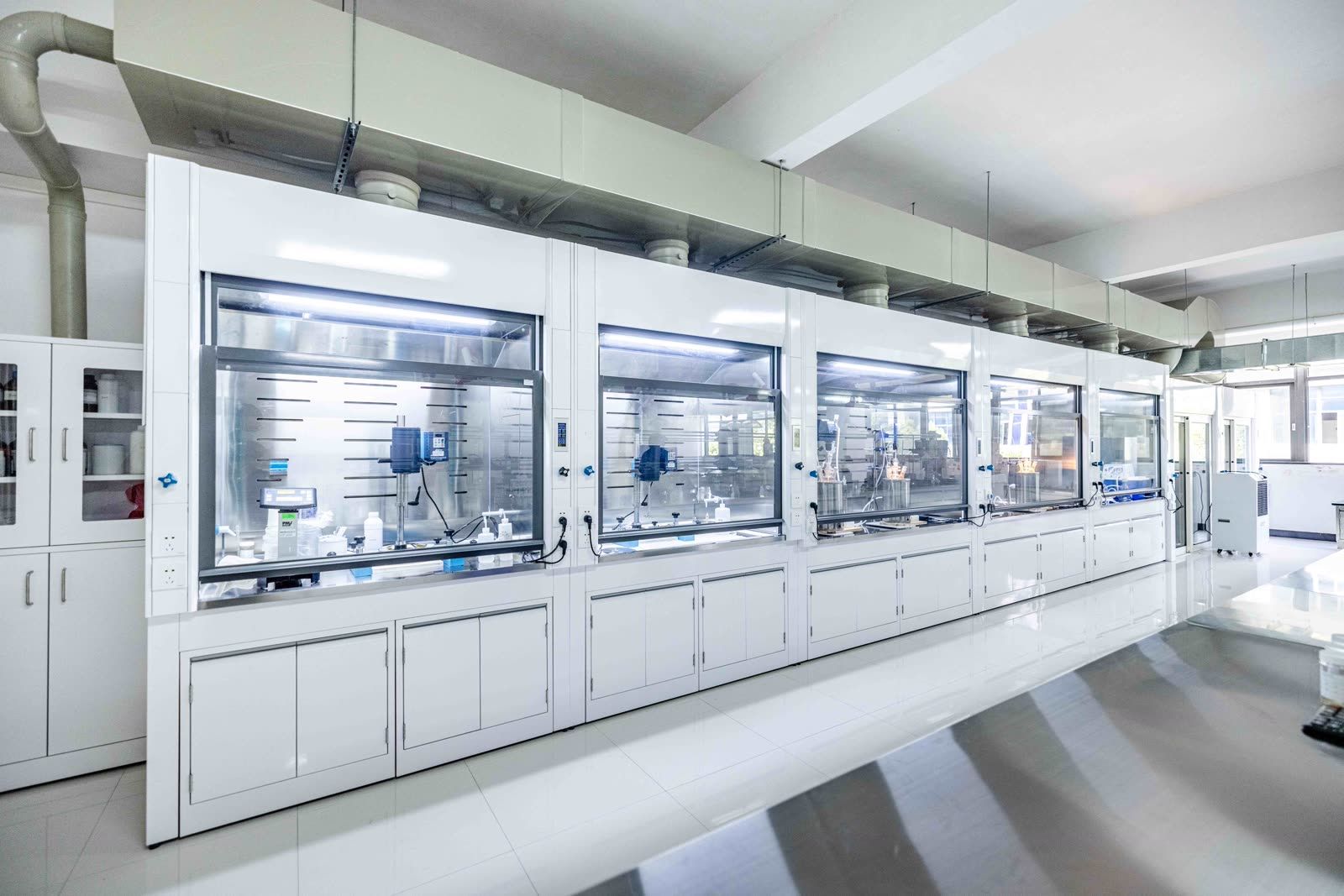 Laboratorio di ricerca e sviluppo Yatu con cappe aspiranti da banco